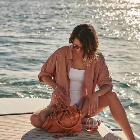 Our CLOVELLY crossbody has a single top handle and an adjustable strap t