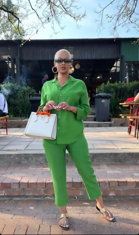 Hi Im available for hookup and dirty services, Text or Call for unforgettable experience in small rate  