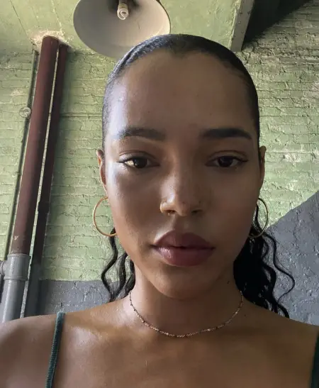 I am vegabond single girl interested in hotel and money