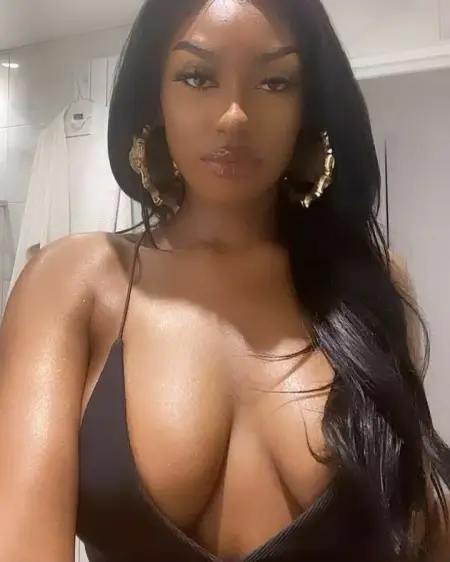 AVAILABLE FOR HOOKUP AND MASSAGE 