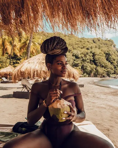 Available for hookup , massages in