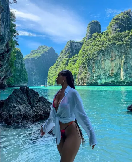 Something out of the ordinary freakiest girl in town . I do IN