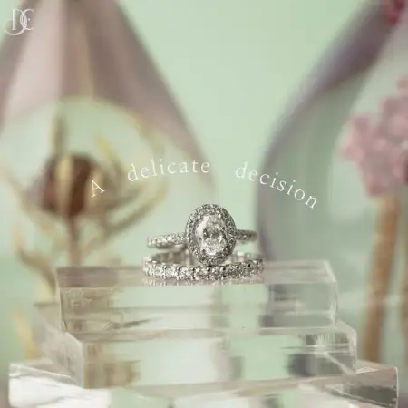 Trendy, elegant and delicate. The oval diamond shape is known for being 