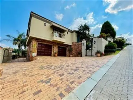 PRIVATEPROPERTY.CO.ZA
Bassonia
3 Beds, 3 Baths  2 Garages
Learn More
3 Beds, 3 Baths