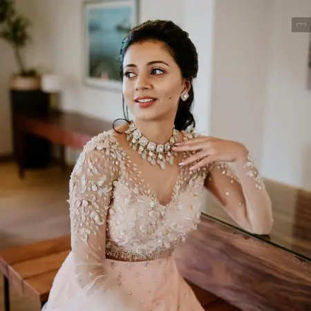 Rachel chose for her engagement ceremony, a customized Polki necklace and ear studs from 