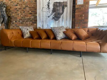 API.WHATSAPP.COM
Elegant 3 seater
Luxurious, Contemporary 3 Seater Buttoned