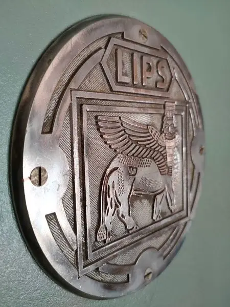    
      .
    .

Old is Gold
API.WHATSAPP.COM
ROYAL Antique SAFES   
we sell 