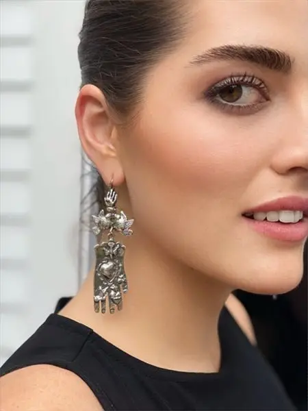 You can be the envy of everyone around you with this one-of-a-kind jewelry. Its top qualit