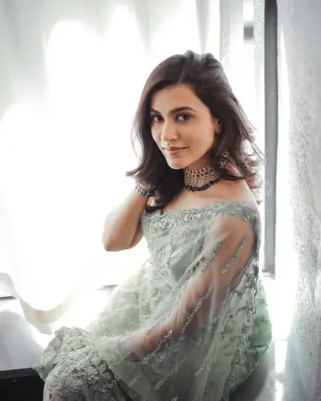 A modern marvel inspired by traditional Rajasthani Kundan jewellery, this delicate 