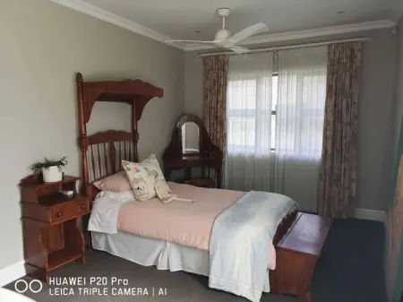 Bedroom suite - R9,000.00

Cape Antique Oak varnished solid wood bedroom suite.
Sing