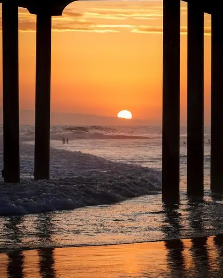 Sun setting in the Pacific Ocean
Pismo Beach, California

sunset sunset