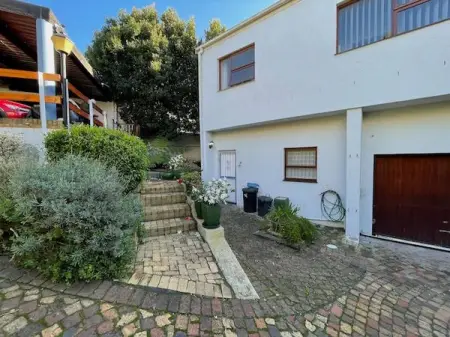 1 Bed 1 Bath Apartmentcondo - R9,500.00

1 Bedroom Flatlet Approx 55 sqm
Located l