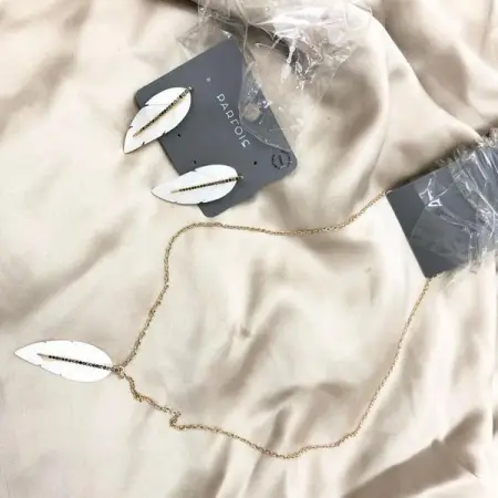 Necklaces or earrings ? 
Set Of compliment leaf jewelry vibe this summer 
Available now 
par