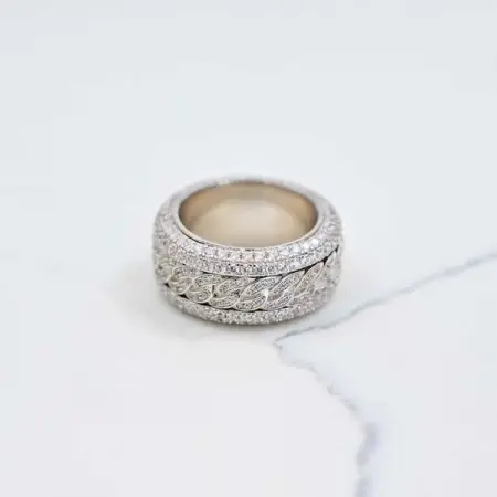 LUMINARYSOUTHAFRICA.COM
Iced Band Rotatable Ring - White Gold
R1150,00
Sho
