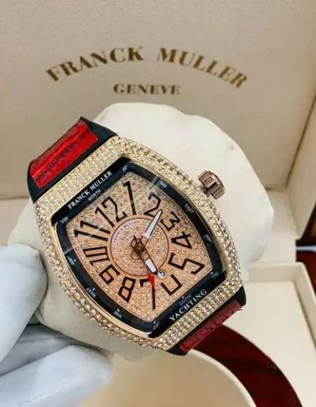 LUXURY AT ITS PEAK

Look the best with this amazing luxury designer wristwatch