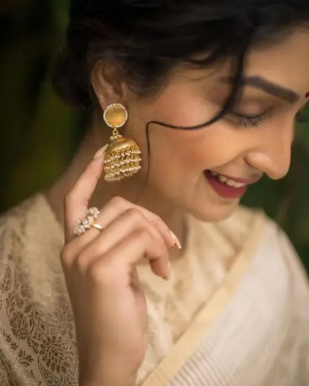       !

In frame racheldavidofficial
Jewellery amaera_jewels
Saree timberline_