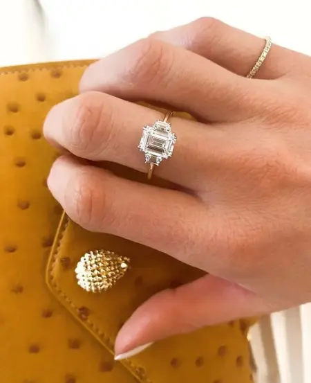 GISELLEJEWELRY.CH
Emerald Cut Diamond Ring 
Wunschdiamant Ring der Kundin
Get Quote
Wunschd