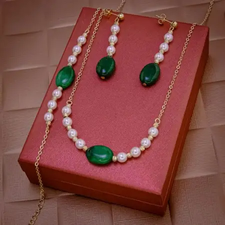 Ensemble compos de  Boucles dOreilles, Collier et un bracelet

Rfrence de produit  EN00