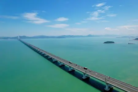 Enjoy beautiful landscape of Xiangshan Harbor Bridge and the blue ocean in Ningb