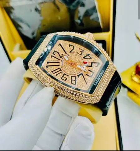 LUXURY AT ITS PEAK

Look the best with this amazing luxury designer wristwa