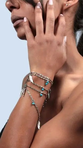 The waist chain that transforms with your look.

Our multifunctional waist 