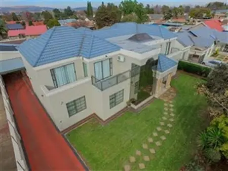 PRIVATEPROPERTY.CO.ZA
Kibler Park
5 Beds, 4.5 Baths  2 Garages
Learn More
5 Beds, 4.5