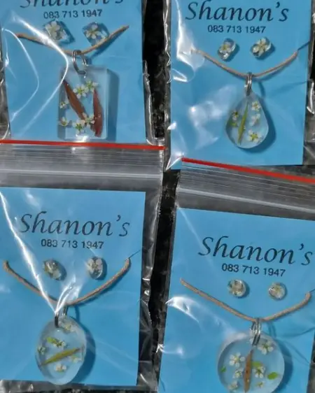 Made Resin earrings and pendants with ting flowers and leaves. Im super 