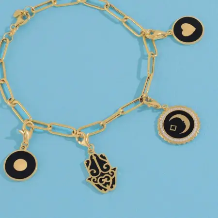 A glamorous touch!
Heres how to look charming on your presentation days.

Bracelet 3.50 gm