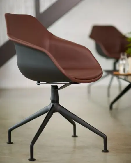 Yonda shell chair with leather padding on the inside - yay or nay?

interiordesign de