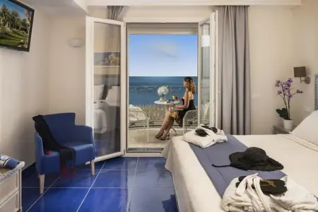 HTTPSWWW.SORRISORESORT.ITEN
Cosy and comfortable sea view rooms
Sorriso Thermae Resor