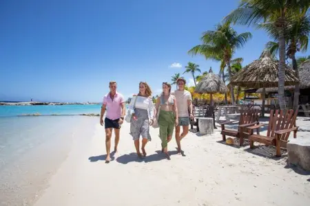 LionsDive Beach Resort ligt direct aan het strand, met Mambo Beach Boulevard op slechts 