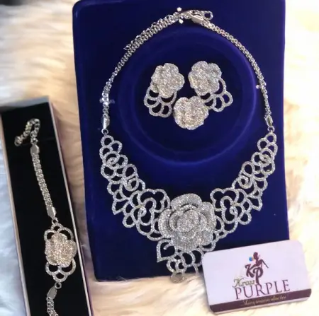 Krosspurple luxury accessorie

Classy, sophisticated accessories

We deliver nationwide