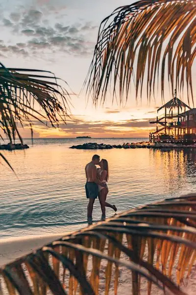 Romantische strandwandelingen, couples massage met zeezicht, intieme diners  toasten op de l