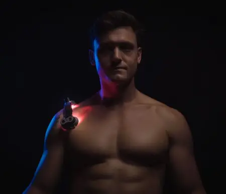 REVIIVLIGHT.COM
Move s Your Shoulders
Feel pain relief and increased mobility in your shou