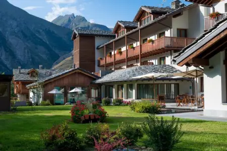 Luxury Ski Resort at the breathtaking Aosta Valley Alps. Discover our holi