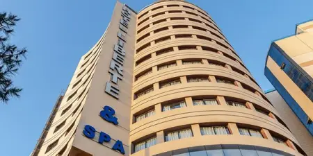 Lhtel Libert dOran o le prsident franais a dn en priv lors de sa visite