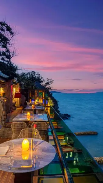 Sitting majestically just above the waterfront, the Mediterranean Cuisine CLUB HOUSE