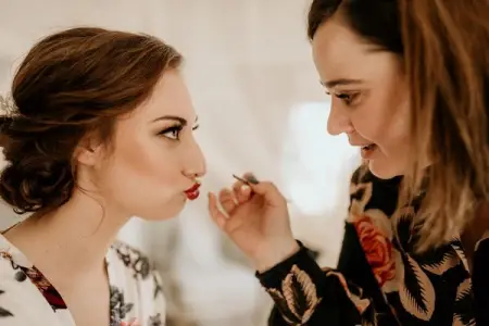 10 MUST HAVE PRODUCTS IN YOUR MAKEUP BAG

If you are like me and need some advice on what 