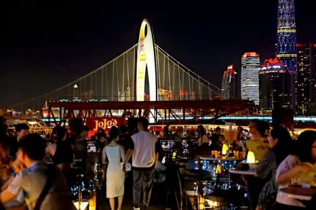 Discover what it is like to stay in this buzzing city with Guangzhou Travel!  GuangzhouPa