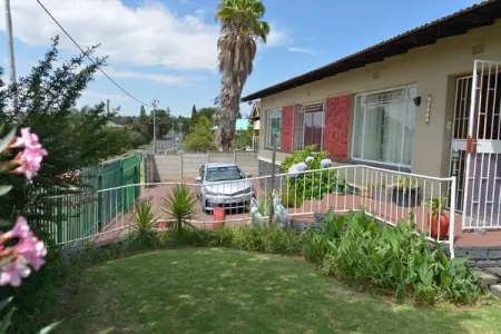 3 beds 2 baths House - R10,500.00

To-Let Kenmare R10500-00 pm. Huge 3 x bed House wi