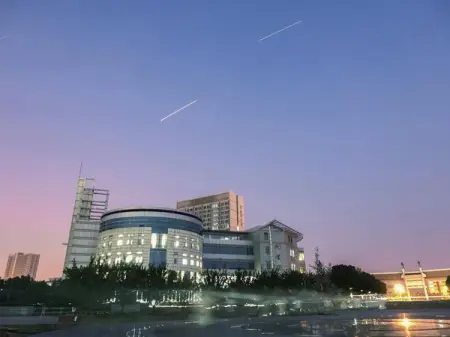 The sunset at Anhui Jianzhu University is beautiful and vivid. When you are ti