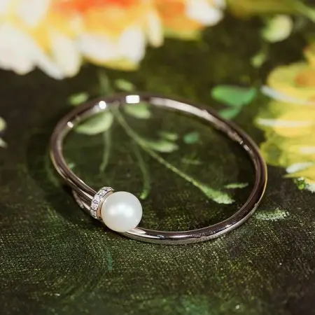 A simple yet elegant pearl bracelet for your bridesmaids to wear on your specia