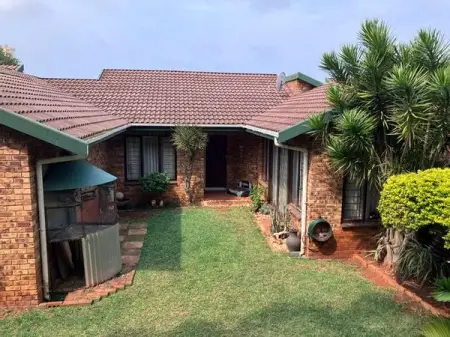 Location! Lovely pet friendly townhouse near the Civic Centre amanzimtoti and the N2 at