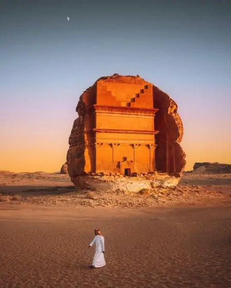 the present and the past
Marveling at Hegras signature tombs carved
from giant rock formati