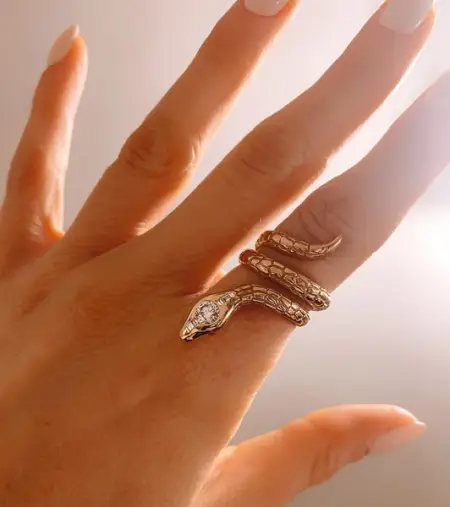 GISELLEJEWELRY.CH
Redesign - Serpant Ring  aus alten Kundin Steine
Redesign aus eine