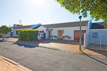 ON SHOW in Fish Hoek

ATTENDANCE CONFIRMATION REQUIRED
Saturday 17th September 2022
2pm