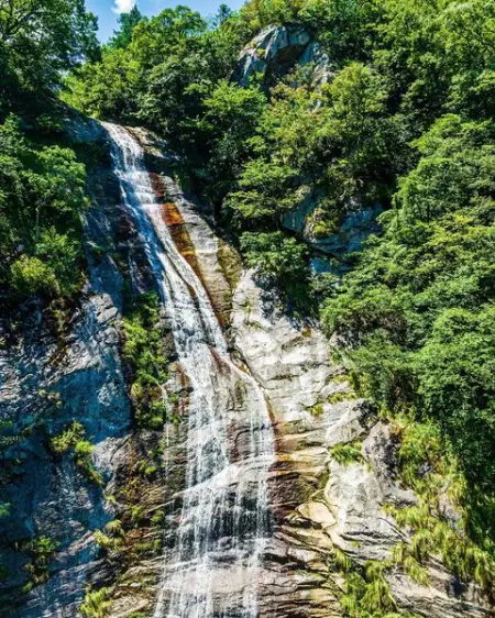 Come to the Yanzihe Grand Canyon to experience the canyon style in the early autumn. Wander