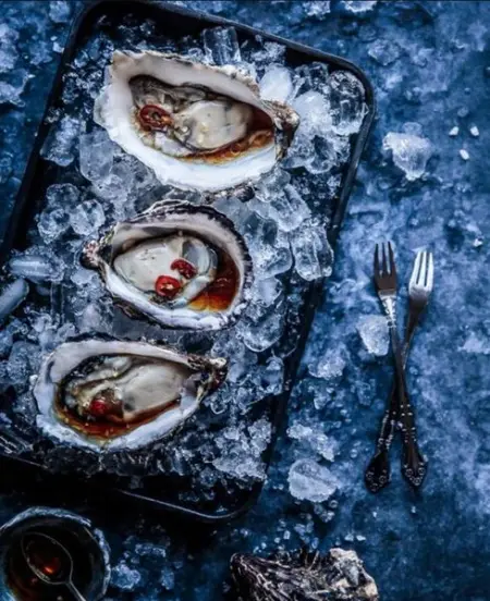 With market-style displays of daily caught fresh fish and shellfish, the r