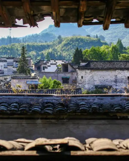 Sitting in the ancient dwelling of Hongcun village, open the window an