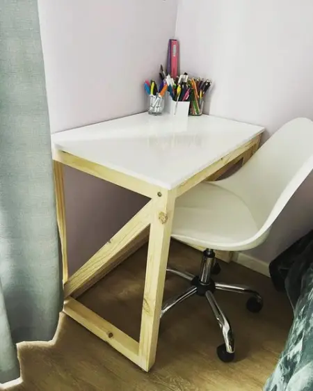 Scandi desk 800x500mm White gloss top.
No job too small 
Thank you Diane it looks be